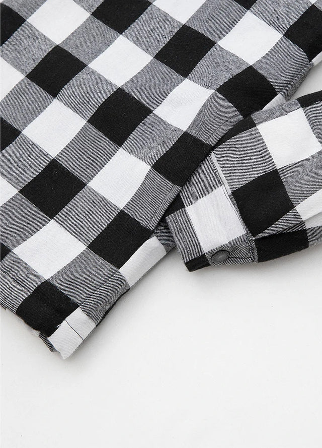 Detailed view of the seam pocket of black white plaid men's quilted lined plaid flannel hoodie