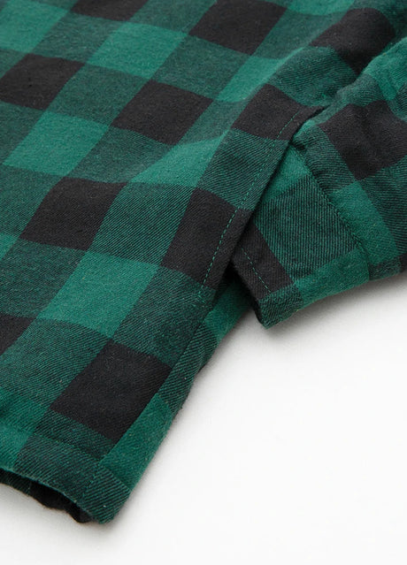 Detailed view of the seam pocket of green buffalo plaid men's quilted lined plaid flannel hoodie